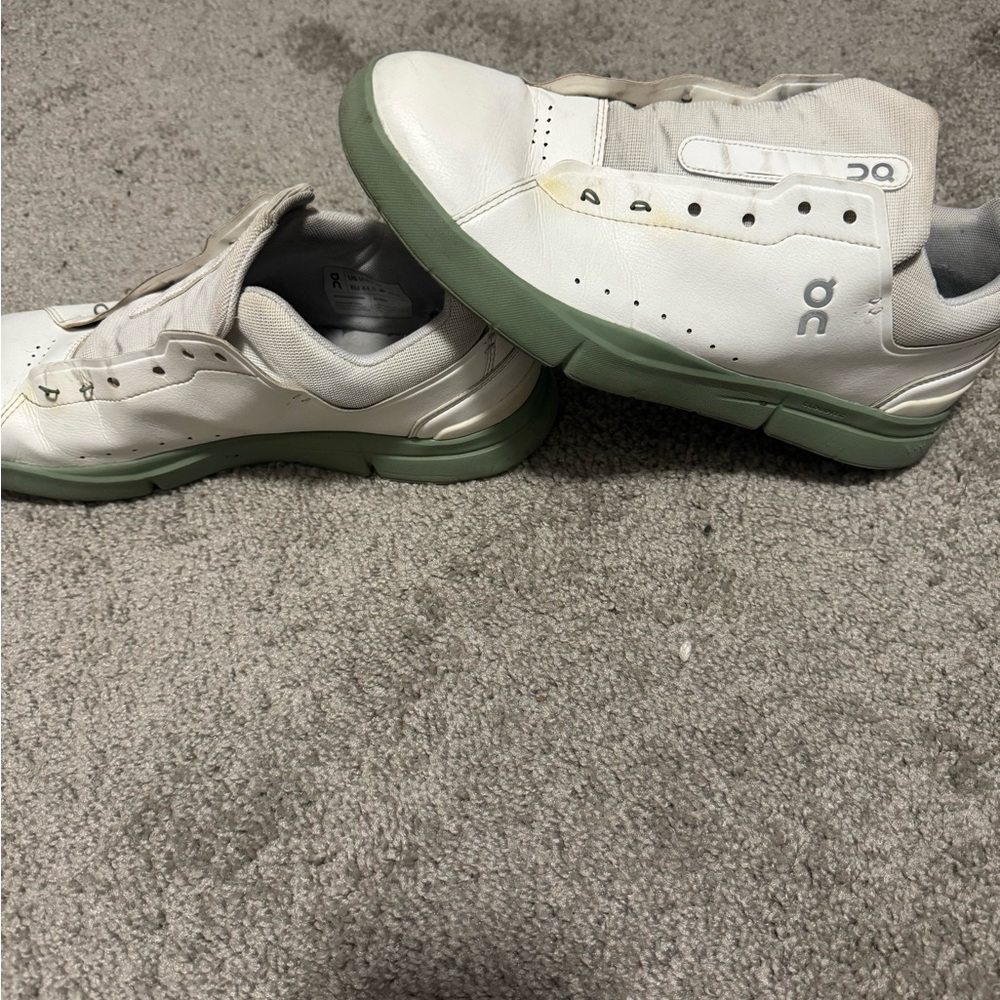 On Cloud “Roger” white with light green. Size 10.5m
